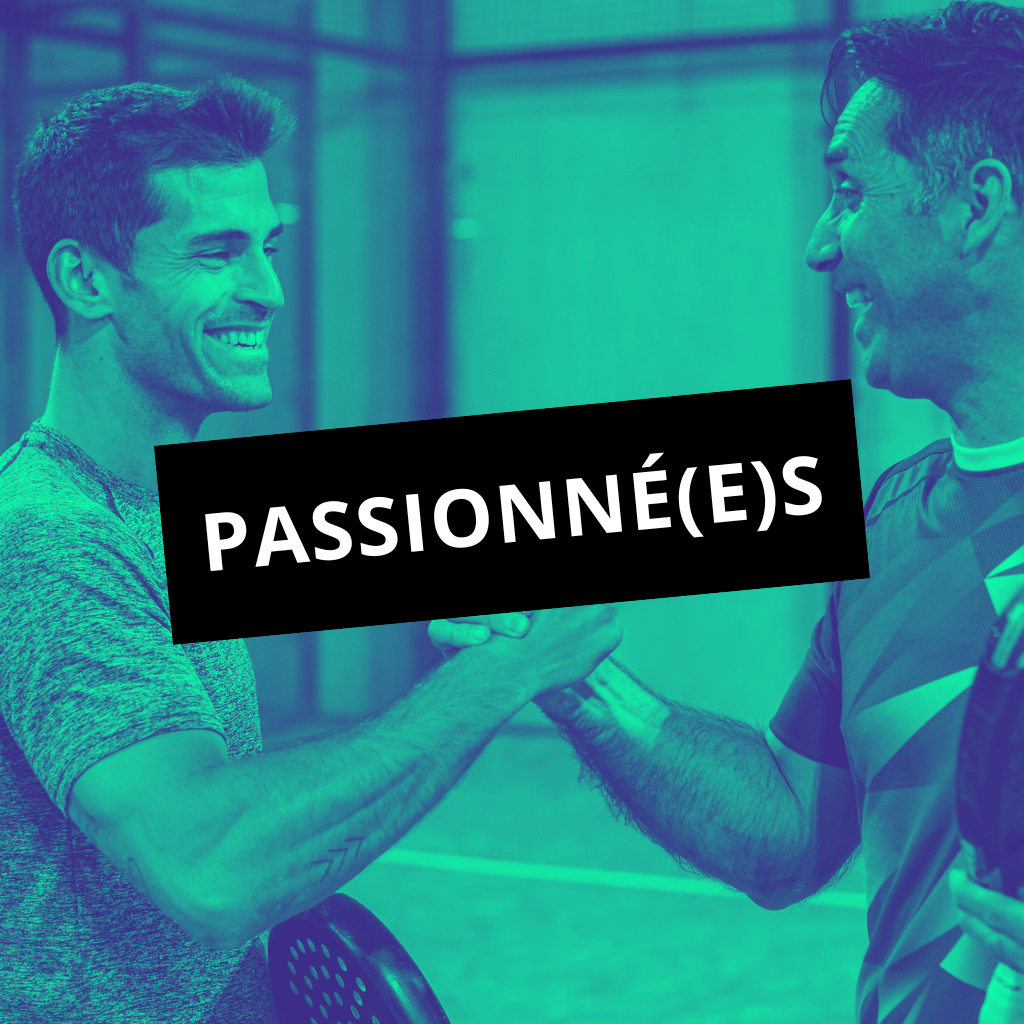 Un match de padel en double masculin, deux équipes s’affrontent sur le court à Le Havre